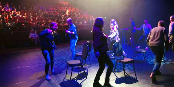 Bedrijfsuitje-Bedrijfslachspiegel-600X300-1 Teambuilding Activiteiten Van Teamspeling