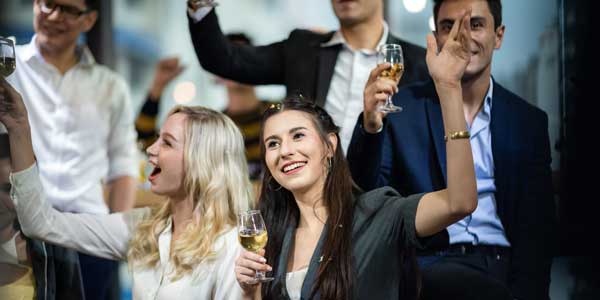 Nieuwjaarsborrel voor bedrijven. Zakelijk nieuwjaar vieren met een zakelijk nieuwjaarsfeest.