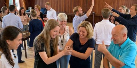 Groep Mensen Tijdens Een Teambuilding Op Een Heidag Of Teamdag Met Teamspeling Waarbij Zij Teamontwikkeling Met Humor Ervaren